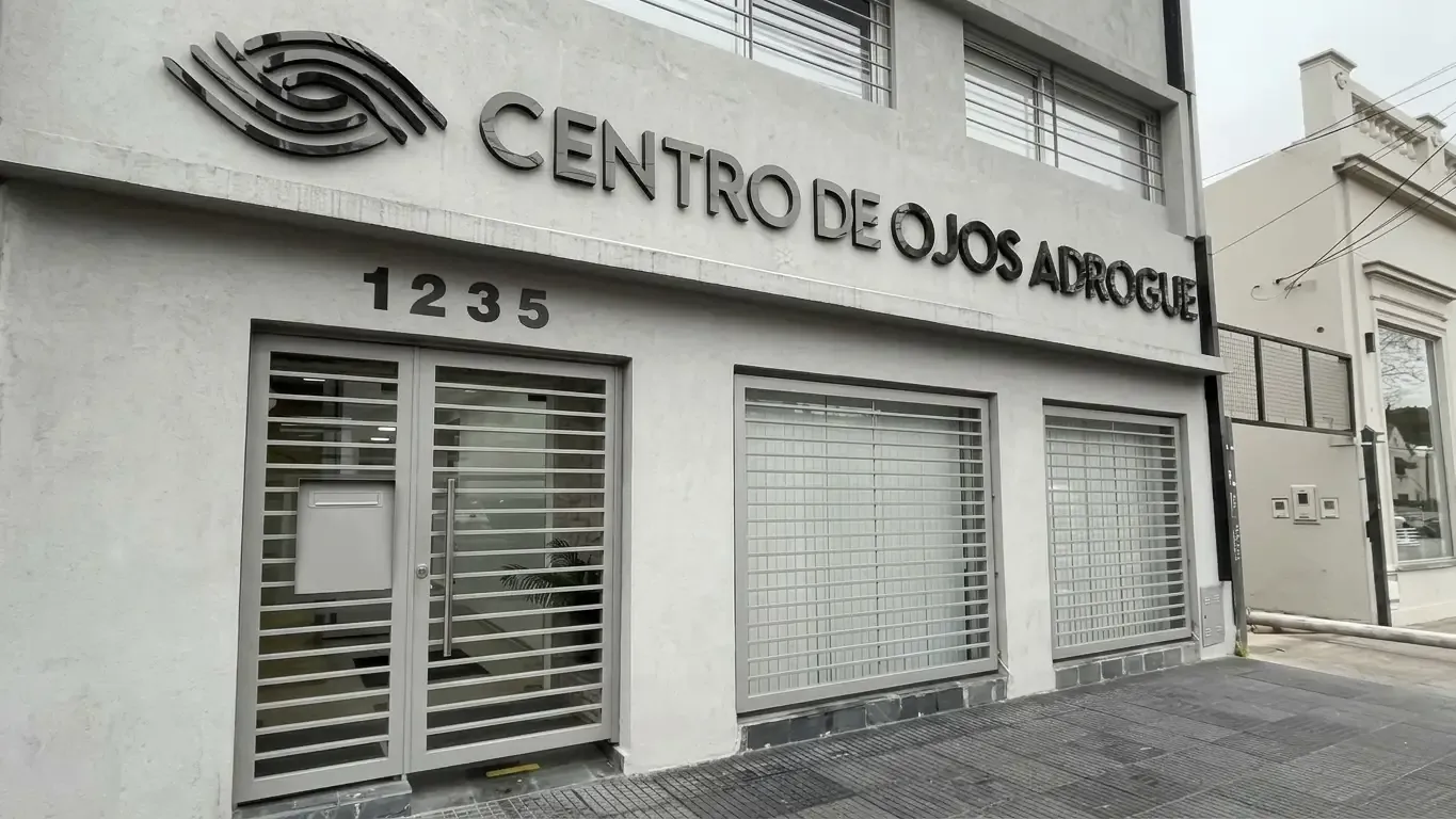 Frente del Centro de Ojos Adrogué, en Bartolomé Mitre 1235